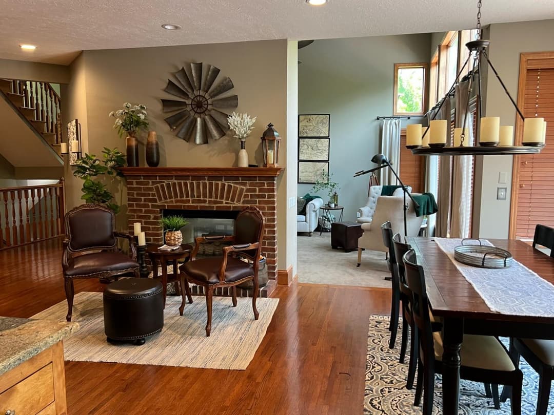 picture of a living room that has recently been cleaned by the cleaning lady